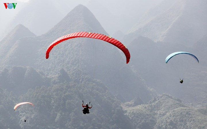 Người dân và du khách đến với Đồng Văn trong những ngày cuối cùng của Lễ hội Tam giác mạch đã được ngắm nhìn “những cánh chim lụa” lần đầu bay trên bầu trời Đồng Văn.