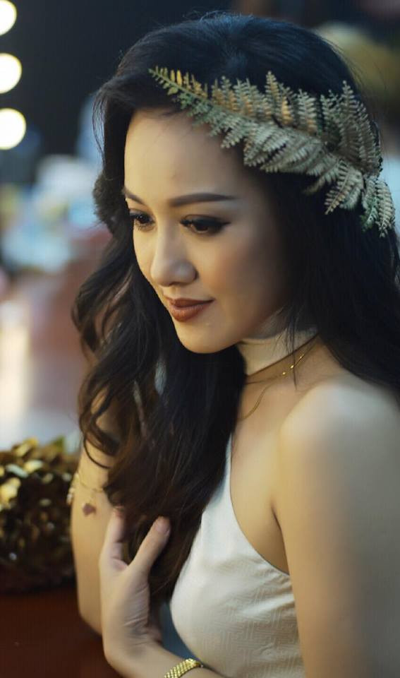 Nữ MC sinh năm 1980 với những trang phục vô cùng sexy. 