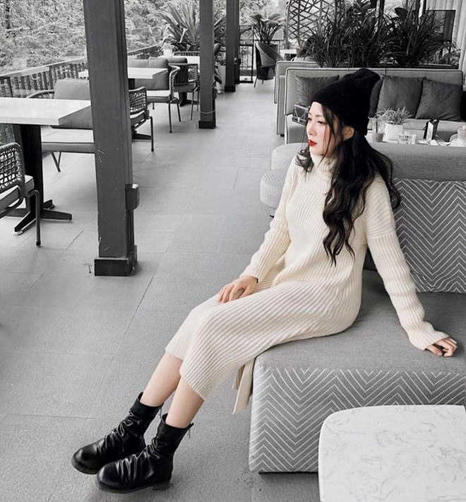 Dư Hàng My điện đầm len cổ lọ, mang boots da và mũ len. Cô nàng ưu ái các món đồ mang sắc màu đối lập, làm nổi bật lẫn nhau và tôn lên vẻ ngoài thời thượng.