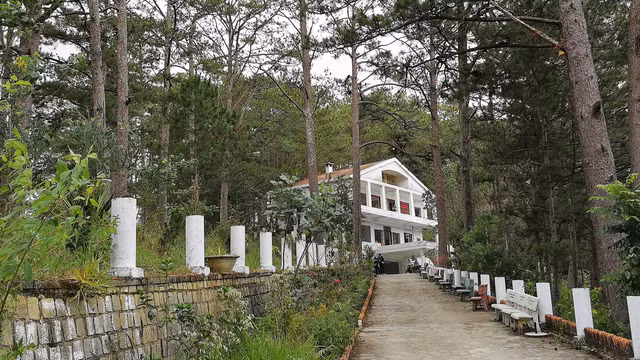 Ngôi nhà ma - biệt thự cũ của nhà văn Nhất Linh.