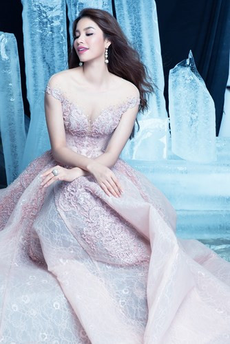 Hiện tại, Phạm Hương đang xuất hiện trên hai chương trình thực tế được phát sóng cùng thời điểm là “Tôi là Hoa hậu Hoàn vũ Việt Nam” và chương trình “ The Look 2017”