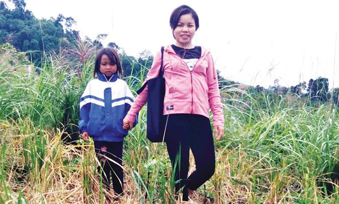 Cô giáo lên rẫy vận động học sinh trở lại trường. Cô giáo lên rẫy vận động học sinh trở lại trường.