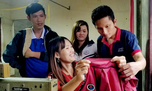 Nhân viên của xưởng đa số là những bạn khuyết tật câm điếc, nên chị Luyện phải dày công sức chỉ dạy từng đường kim mũi chỉ.