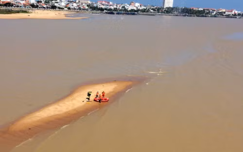 Lực lượng chức năng tìm kiếm nạn nhân. Lực lượng chức năng tìm kiếm nạn nhân.