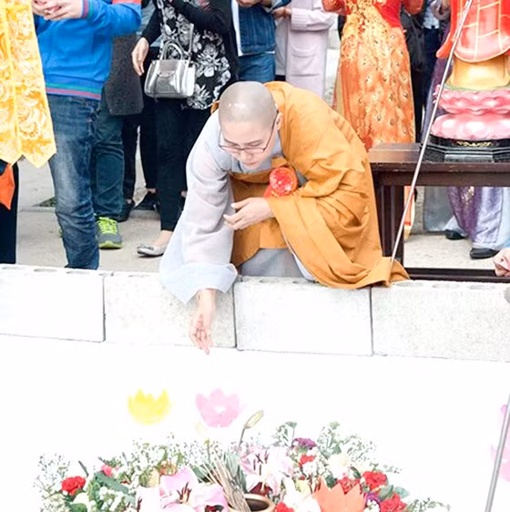 Sư cô Giới Tánh thả hoa đăng tại lễ cầu siêu các anh hùng, liệt sĩ được tổ chức tại Tổ đình Phụng Nguyên, thủ đô Seoul - Hàn Quốc.