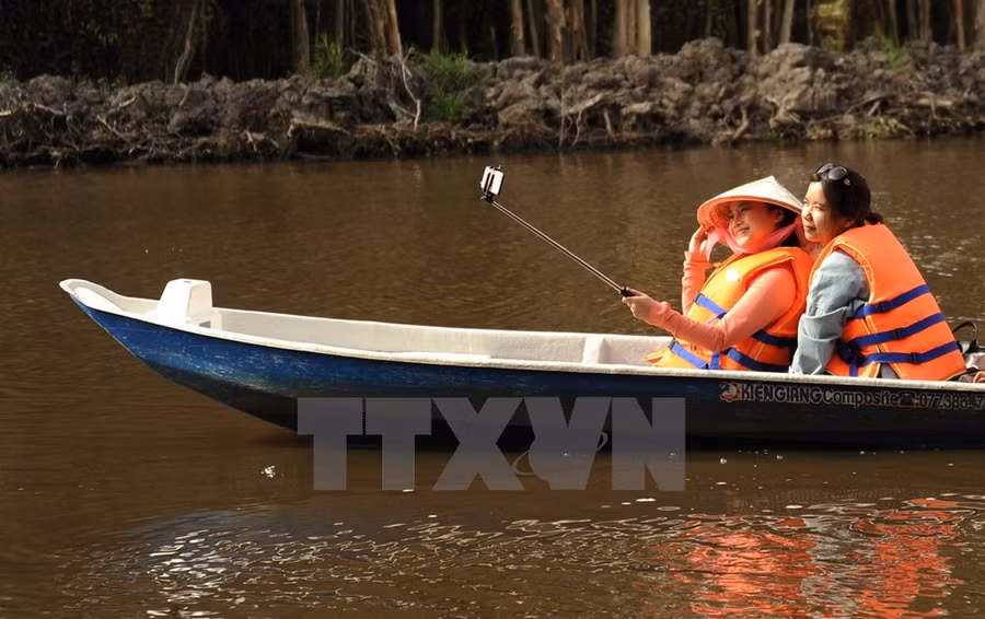  Làng nổi Tân Lập là một trong những khu du lịch sinh thái trọng điểm của tỉnh Long An và khu vực Đồng bằng sông Cửu Long thu hút đông khách đến tham quan, du lịch. 