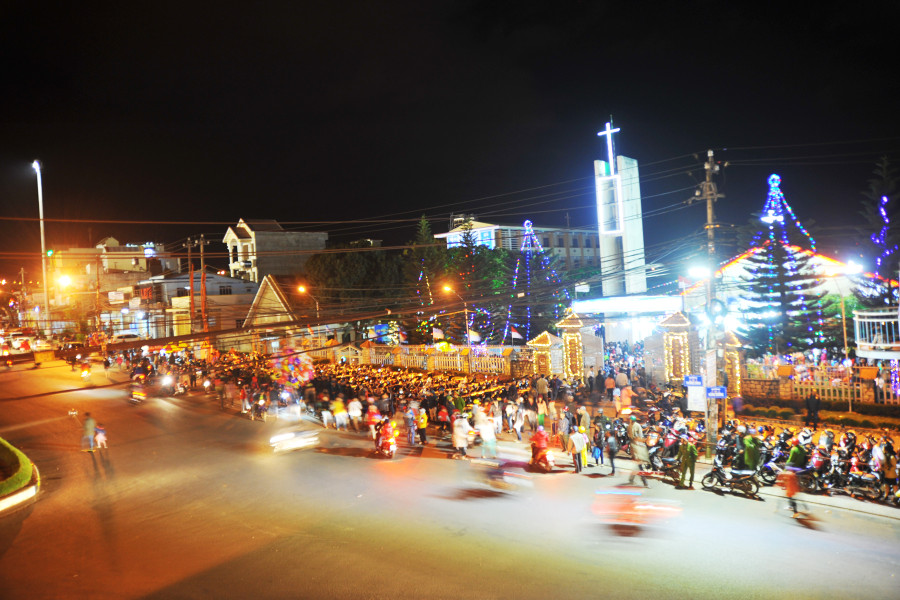 Nhiều người dân tập trung quây quần trò chuyện trong nhà thờ. Ảnh. N.G