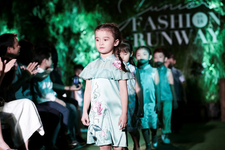 Mỗi lần xuất hiện, các người mẫu nhí đã khiến không khí tại sàn diễn trở nên sôi nổi hơn với sự vui tươi, nhí nhảnh đúng với hình ảnh của những nàng công chúa nhỏ xinh.
