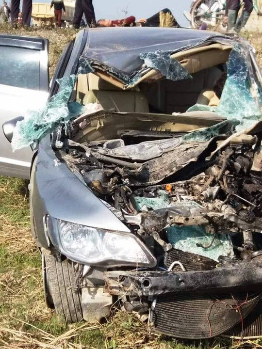 Vụ tai nạn khiến chiếc xe con nát bét phần đầu, xe tải lật ngửa bên vệ đường. Vụ tai nạn khiến chiếc xe con nát bét phần đầu, xe tải lật ngửa bên vệ đường.