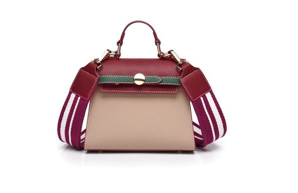 Một chiếc túi xách với gam màu nổi bật sẽ là lựa chọn hoàn hảo cho set đồ ngày Giáng sinh