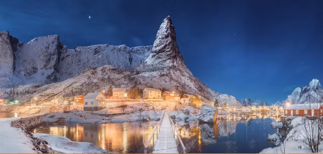  Đây là bức ảnh chụp làng đánh cá nhỏ Reine (Na Uy), do Daniel Kordan, người Nga chụp.