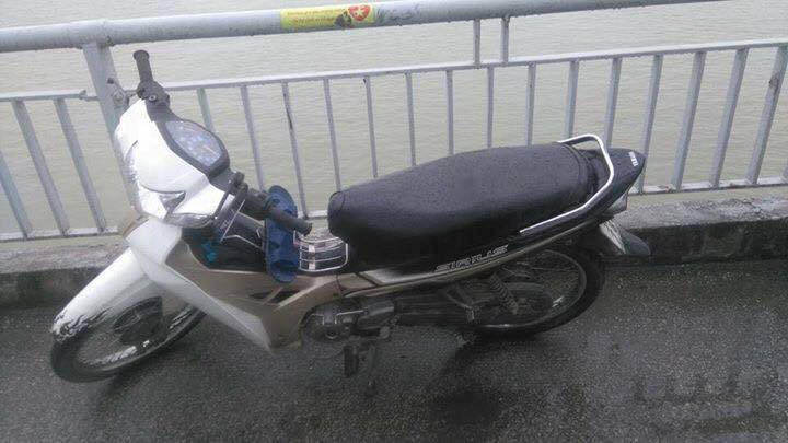 Chiếc xe máy và đôi dép nạn nhân bỏ lại trên cầu. Chiếc xe máy và đôi dép nạn nhân bỏ lại trên cầu.