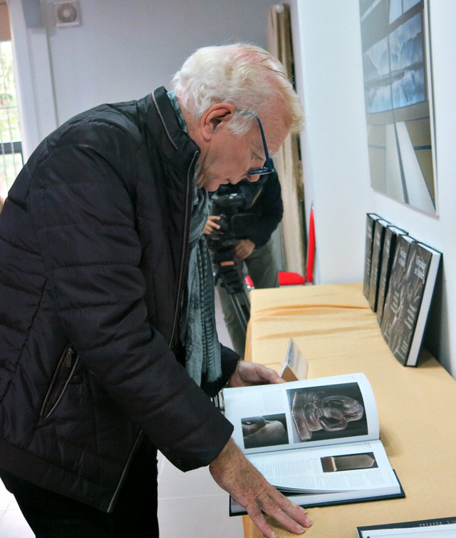 Tập sách dày hơn 300 trang. tập hợp những bức ảnh đẹp, tiêu biểu trong bộ sưu tập về hiện vật điêu khắc Chăm và tóm lược những nghiên cứu về vương quốc Champa