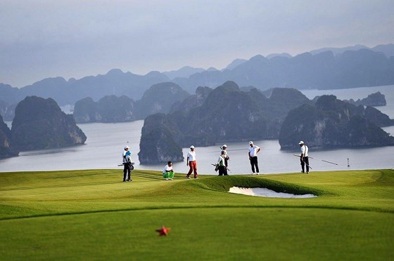 Từ sân golf có thể nhìn toàn cảnh vịnh Hạ Long Từ sân golf có thể nhìn toàn cảnh vịnh Hạ Long