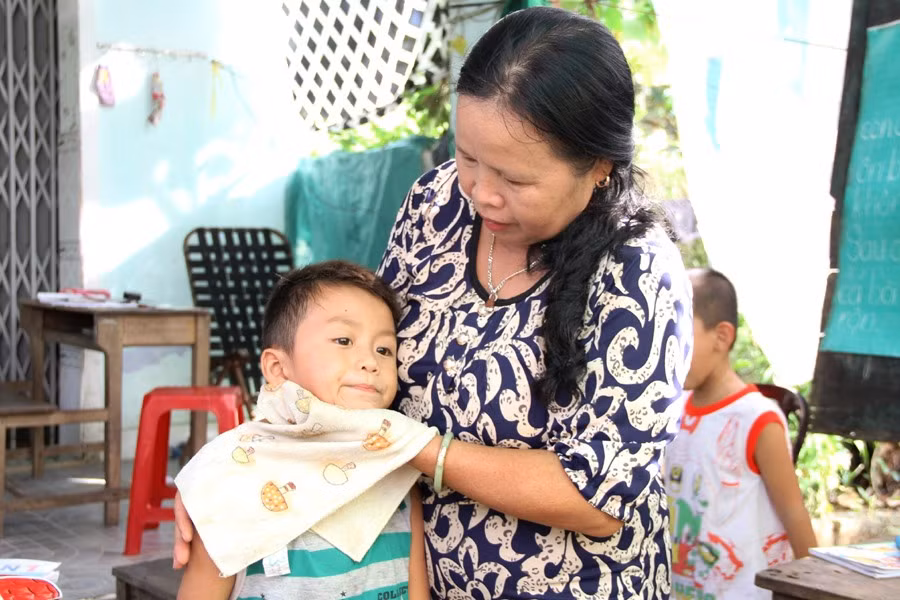 Cô Thanh tận tình chăm sóc các em như con đẻ của mình.