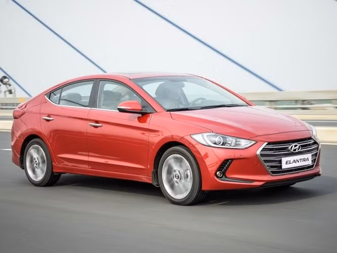 Hyundai Elantra giảm 80 triệu trong năm 2018.
