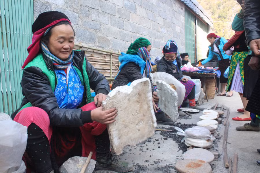 Những phụ nữ bán bánh tam giác mạch tại phiên chợ