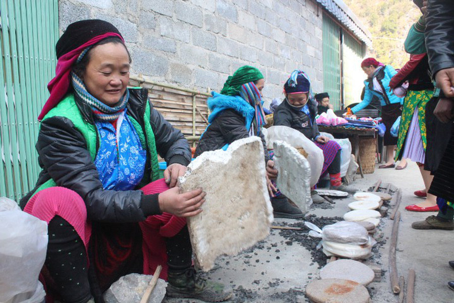 Những phụ nữ bán bánh tam giác mạch tại phiên chợ