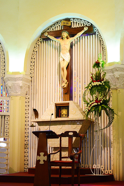 Tượng Chúa và cây thánh giá ngay trung tâm của nhà thờ.