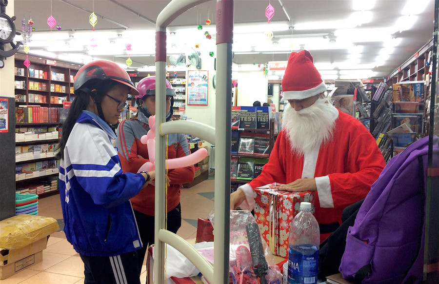Ông già Noel của Nhà sách Fahasa gói quà cho khách. Ảnh: Hồng Thi