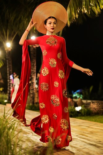 Người đẹp toát lên vẻ quyền quý và kiêu sa trong bộ áo dài lộng lẫy của NTK Đinh Văn Thơ. Người đẹp toát lên vẻ quyền quý và kiêu sa trong bộ áo dài lộng lẫy của NTK Đinh Văn Thơ.