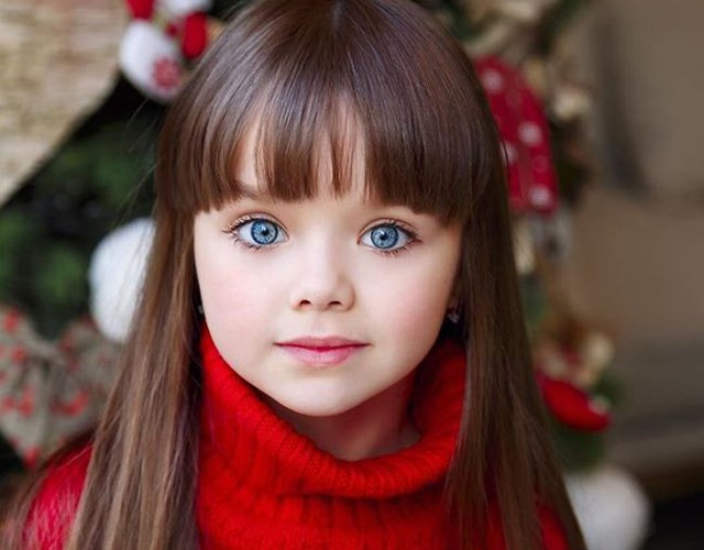 Cô bé Anastasia Knyazeva có đôi mắt xanh ấn tượng cùng những đường nét xinh xắn kiểu búp bê.