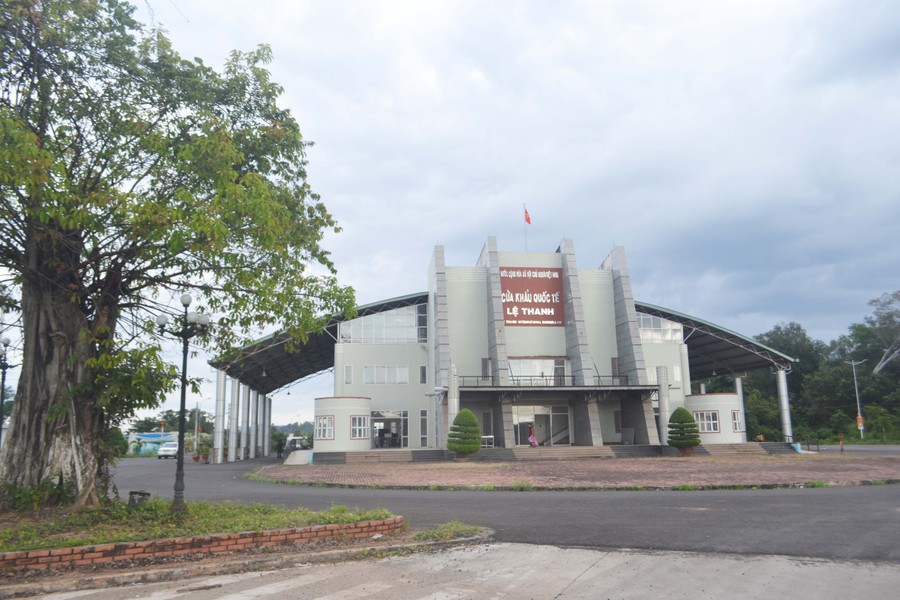 Dù đang là thời kỳ cao điểm nhập khẩu nông sản nhưng khu vực Cửa khẩu Quốc tế Lệ Thanh khá vắng vẻ. Ảnh: L.L Dù đang là thời kỳ cao điểm nhập khẩu nông sản nhưng khu vực Cửa khẩu Quốc tế Lệ Thanh khá vắng vẻ. Ảnh: L.L