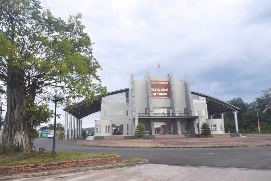 Dù đang là thời kỳ cao điểm nhập khẩu nông sản nhưng khu vực Cửa khẩu Quốc tế Lệ Thanh khá vắng vẻ. Ảnh: L.L