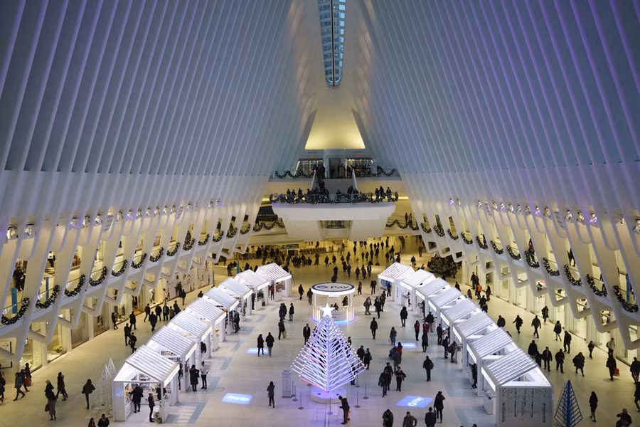 Ga tàu điện ngầm ở trung tâm thành phố New York được trang trí với những mô hình cây thông màu trắng. New York luôn là một trong những điểm đến để đón Giáng sinh và năm mới hàng đầu thế giới.