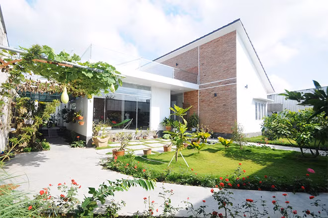 Khu nhà một tầng và một gác mái nhỏ được bố trí lùi sát về phía sau, tách biệt hoàn toàn với con đường ồn ào phía trước. Mặt bằng xây dựng là 250 m2, sân vườn là 470 m2. Lối dẫn ra vườn sau nhà cũng có những giàn quả, giò hoa lan trang trí. Khu nhà một tầng và một gác mái nhỏ được bố trí lùi sát về phía sau, tách biệt hoàn toàn với con đường ồn ào phía trước. Mặt bằng xây dựng là 250 m2, sân vườn là 470 m2. Lối dẫn ra vườn sau nhà cũng có những giàn quả, giò hoa lan trang trí.