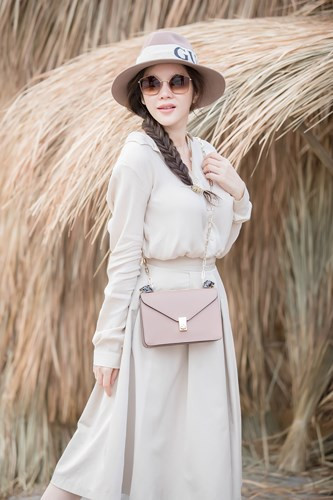 Cô đã gặp gỡ và trò chuyện cùng nhà thiết kế Đinh Văn Thơ cũng như người bạn thân thiết trong showbiz là nam ca sĩ Nguyên Vũ. 