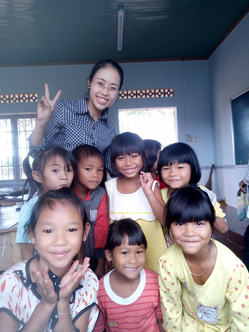 Cô Trinh mong những điều kiện tốt hơn sẽ đến với các em nhỏ ở bon Châu Mạ. Cô Trinh mong những điều kiện tốt hơn sẽ đến với các em nhỏ ở bon Châu Mạ.