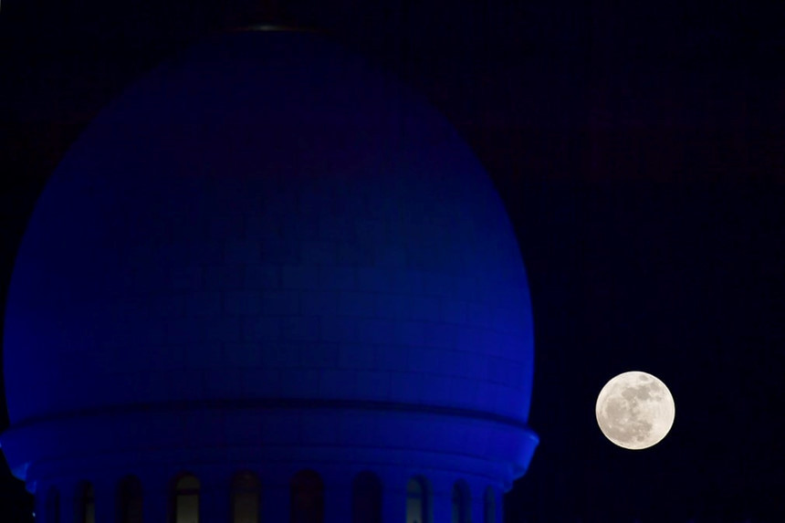 Nhà thờ Hồi giáo Sheikh Zayed ở Abu Dhabi, Các tiểu vương quốc Arab thống nhất, đêm 3/12. Ảnh: AFP.