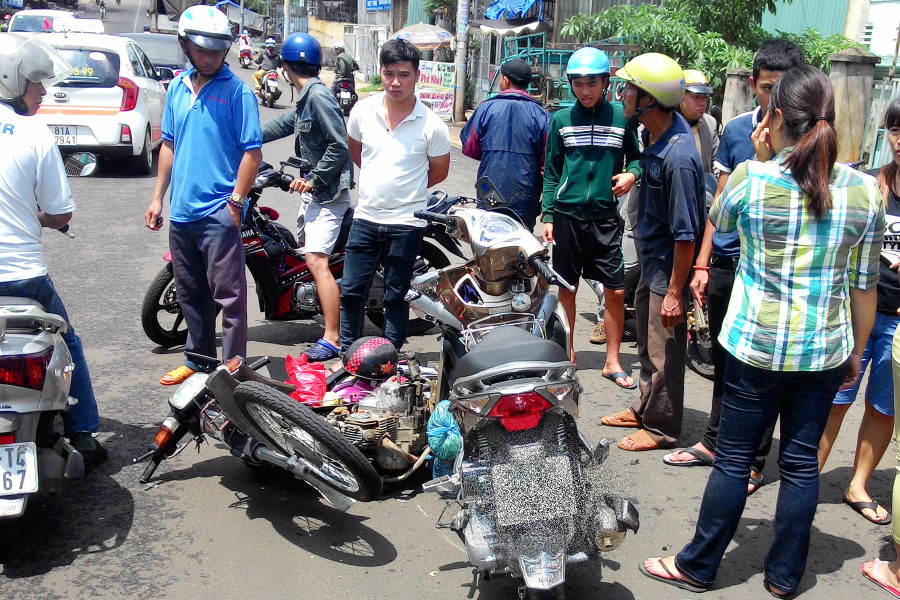 Tai nạn giao thông do ý thức người điều khiển phương tiện. Ảnh: N.G Tai nạn giao thông do ý thức người điều khiển phương tiện. Ảnh: N.G