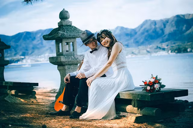 Tình yêu của Đăng Kha và Võ Nhung nhận được sự ủng hộ của gia đình và bạn bè hai bên.