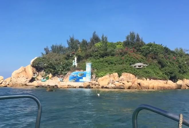 Chùa Từ Tôn ở đảo Hòn Đỏ nhìn từ chiếc đò ông Mẹo.