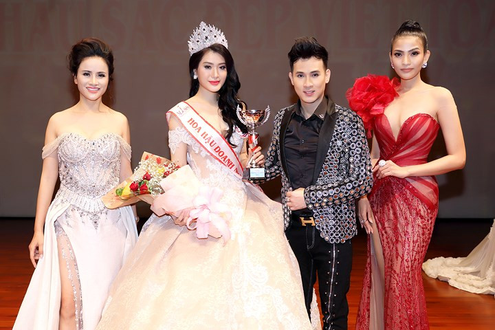 Tuy nhiên, nhờ sự chuẩn bị kỹ lưỡng cùng nhan sắc vượt trội, cách giao tiếp và ứng xử thông minh. Vũ Bình Minh đã xuất sắc vượt qua 29 thí sinh còn lại để bước lên ngôi vị cao nhất và đội chiếc vương miện danh giá Tuy nhiên, nhờ sự chuẩn bị kỹ lưỡng cùng nhan sắc vượt trội, cách giao tiếp và ứng xử thông minh. Vũ Bình Minh đã xuất sắc vượt qua 29 thí sinh còn lại để bước lên ngôi vị cao nhất và đội chiếc vương miện danh giá