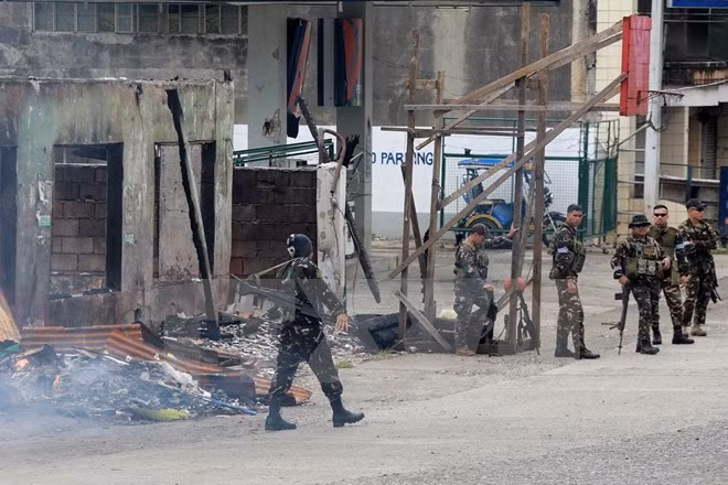 Binh sỹ Philippine tuần tra tại thành phố Marawi, đảo Mindanao.