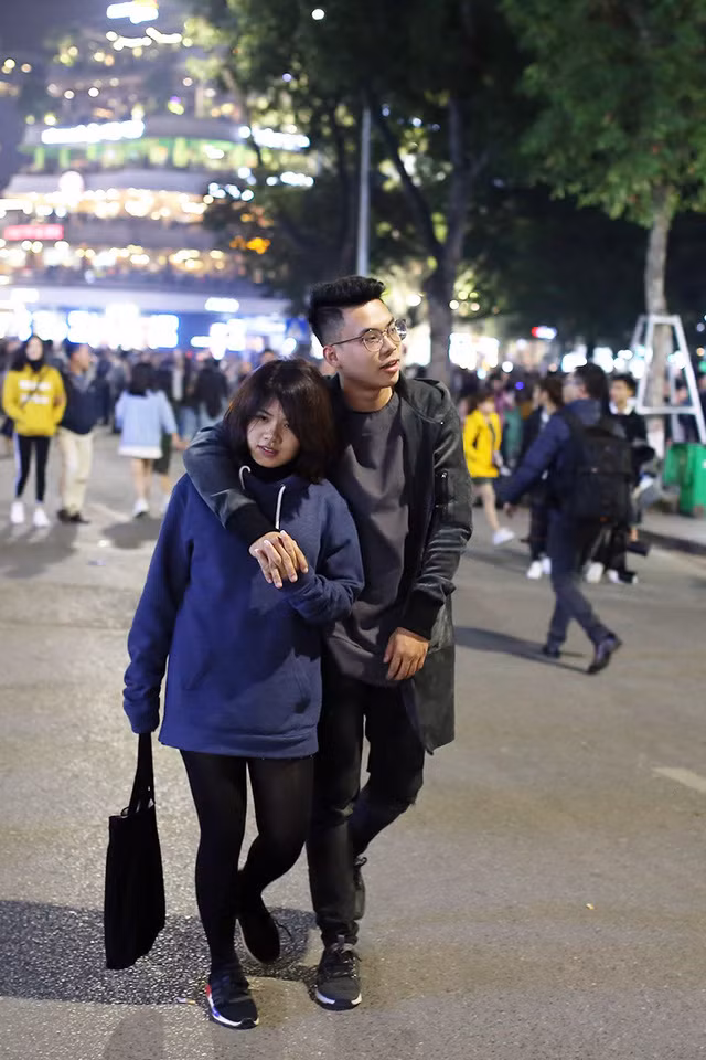  Góc quảng trường Đông kinh Nghĩa Thục đã đông kín người ngay từ rất sớm