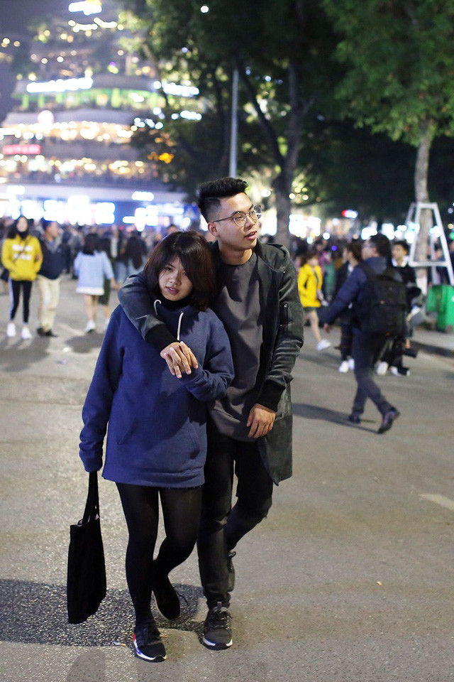  Góc quảng trường Đông kinh Nghĩa Thục đã đông kín người ngay từ rất sớm