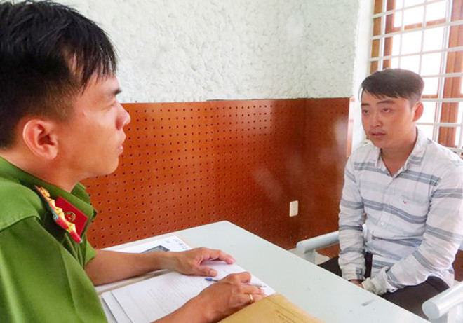 Khanh tại cơ quan điều tra. Khanh tại cơ quan điều tra.