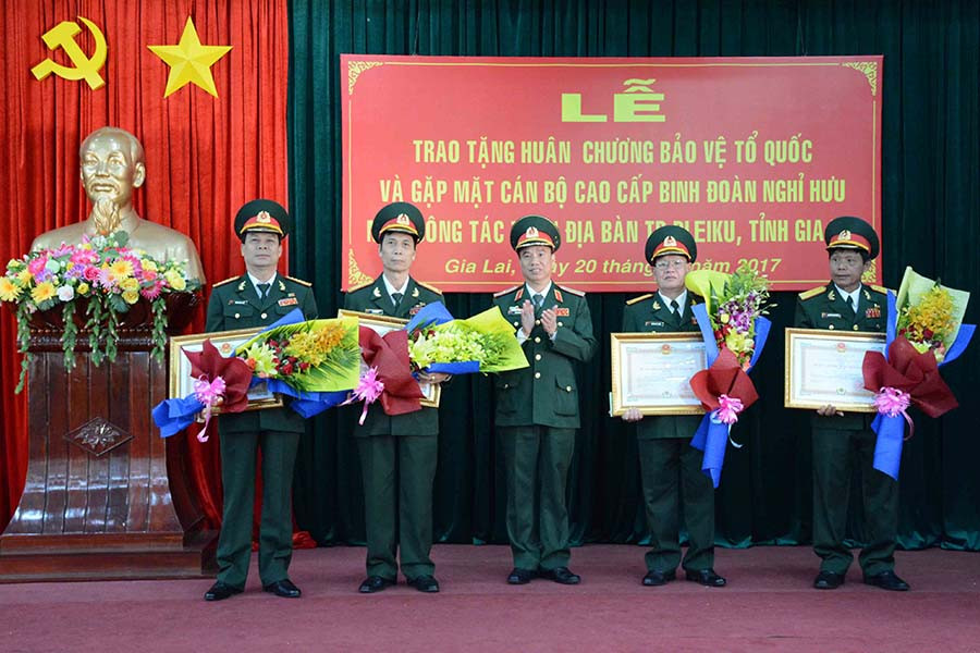 Thừa ủy quyền của Chủ tịch nước, đồng chí Đặng Anh Dũng trao Huân chương cho các cán bộ đã nghỉ hưu của Binh đoàn. Ảnh: Vĩnh Hoàng  Thừa ủy quyền của Chủ tịch nước, đồng chí Đặng Anh Dũng trao Huân chương cho các cán bộ đã nghỉ hưu của Binh đoàn. Ảnh: Vĩnh Hoàng