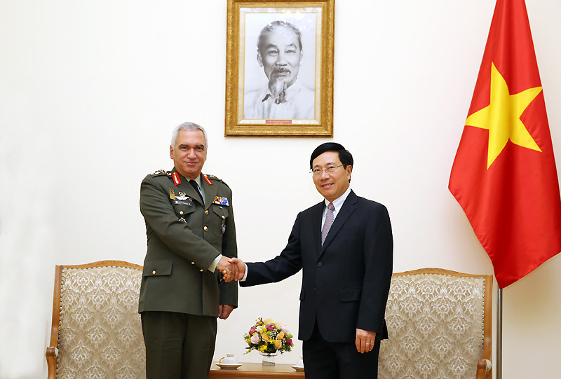 Phó Thủ tướng Phạm Bình Minh tiếp Đại tướng Mikhail Kostarakos, Chủ tịch Ủy ban Quốc phòng EU.