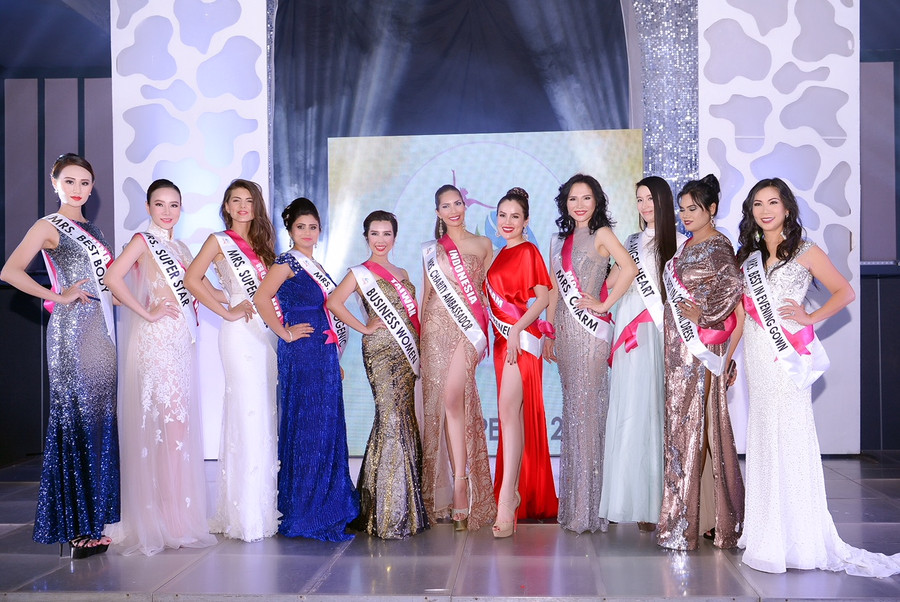 Dương Yến Ngọc cùng đại diện các nước tại cuộc thi. Dương Yến Ngọc cùng đại diện các nước tại cuộc thi.