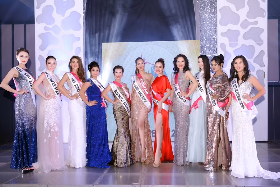 Dương Yến Ngọc cùng đại diện các nước tại cuộc thi.