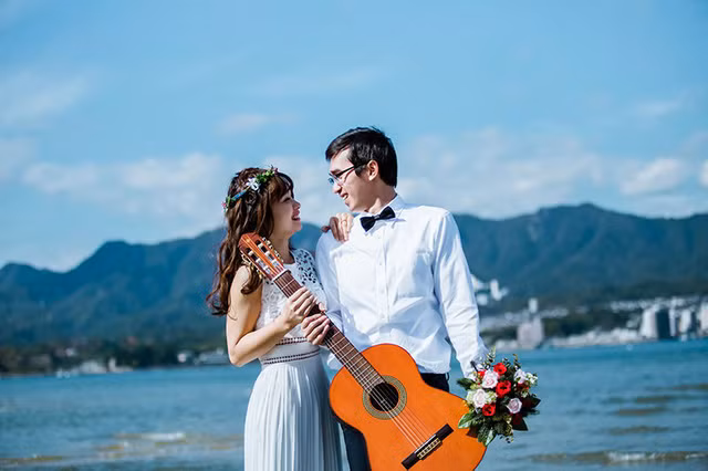 Đó là câu chuyện tình yêu đầy ngưỡng mộ của Trần Đăng Kha và Võ Thị Nhung. Cặp đôi sinh năm 1988 cùng đến từ Đồng Nai, hiện tại cả hai đang sinh sống và làm việc tại Nhật Bản.