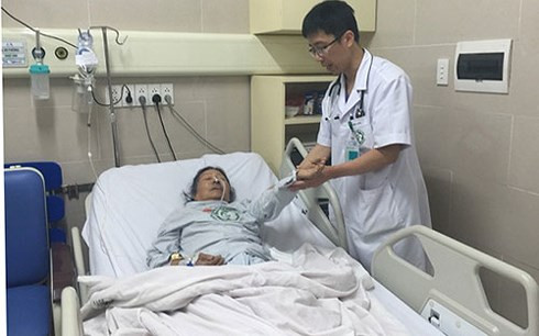 BS Mai Duy Tôn khám bệnh cho bệnh nhân đột quỵ