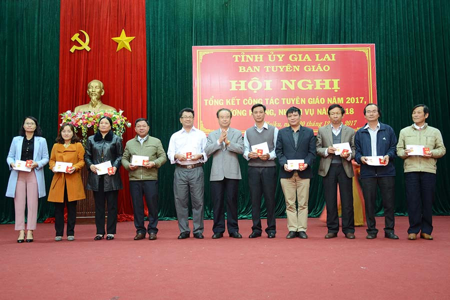  Trao Kỷ niện chương Vì sự nghiệp Tuyên giáo. Ảnh: Vĩnh Hoàng