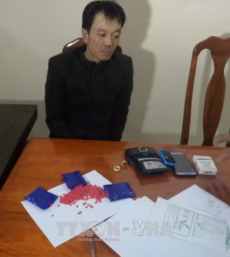 Đối tượng Phạm Văn Kiên cùng tang vật.