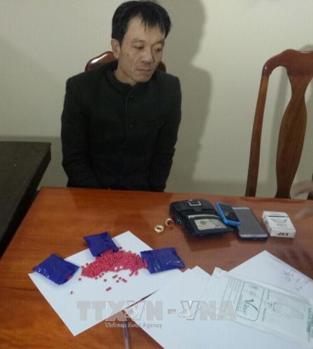Đối tượng Phạm Văn Kiên cùng tang vật.